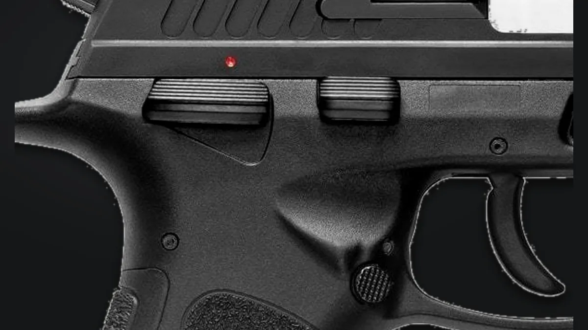 Detalhe macro da armação e dos comandos de uma pistola durante inspeção visual