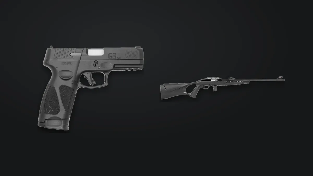 Pistola Taurus e carabina CBC lado a lado sobre fundo grafite